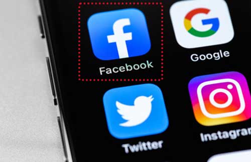 หน้าจอแสดงไอคอน facebook ในโทรศัพท์มือถือ สมาร์ทโฟน